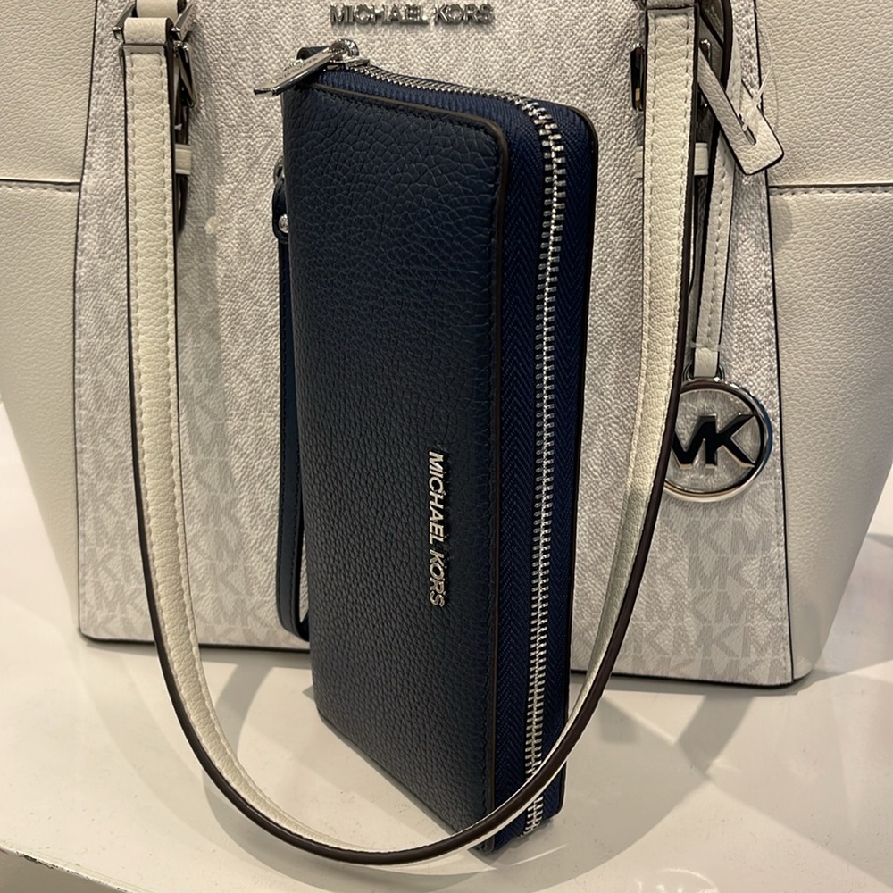 MICHAEL KORS LARGE TRAVEL CONTINENTAL WRISTLET WALLET NAVY BLUE COLOR
NWT - Picture 15 of 16